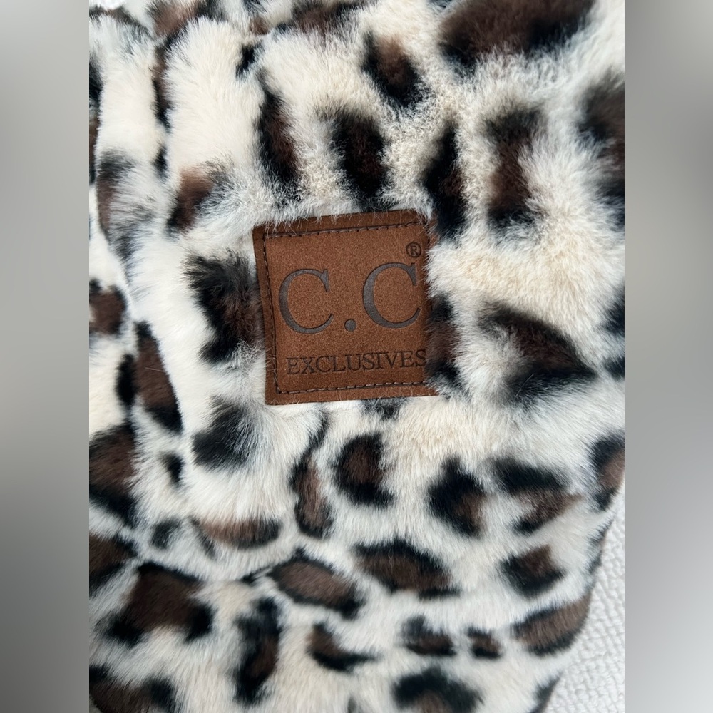 C.C.BEANIE REVERSIBLE LEOPARD PRINT
SHERPA/FAUX FUR VEST, size M - Picture 7 of 11